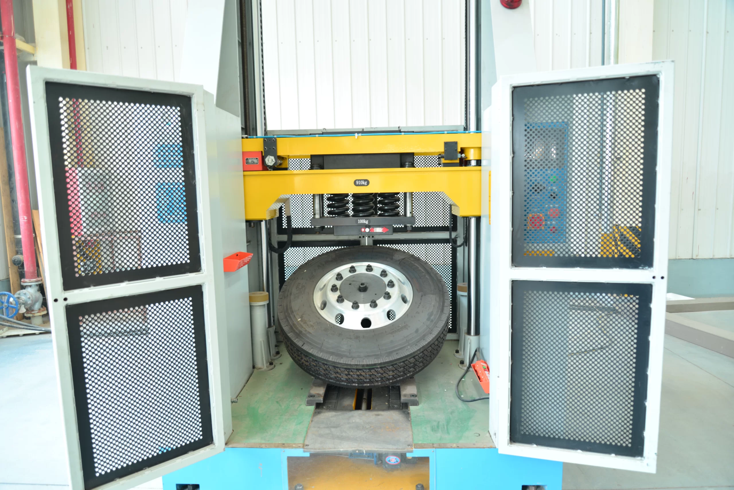 Radial fatigue testing machine